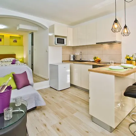 Petric, Old Town Hvar